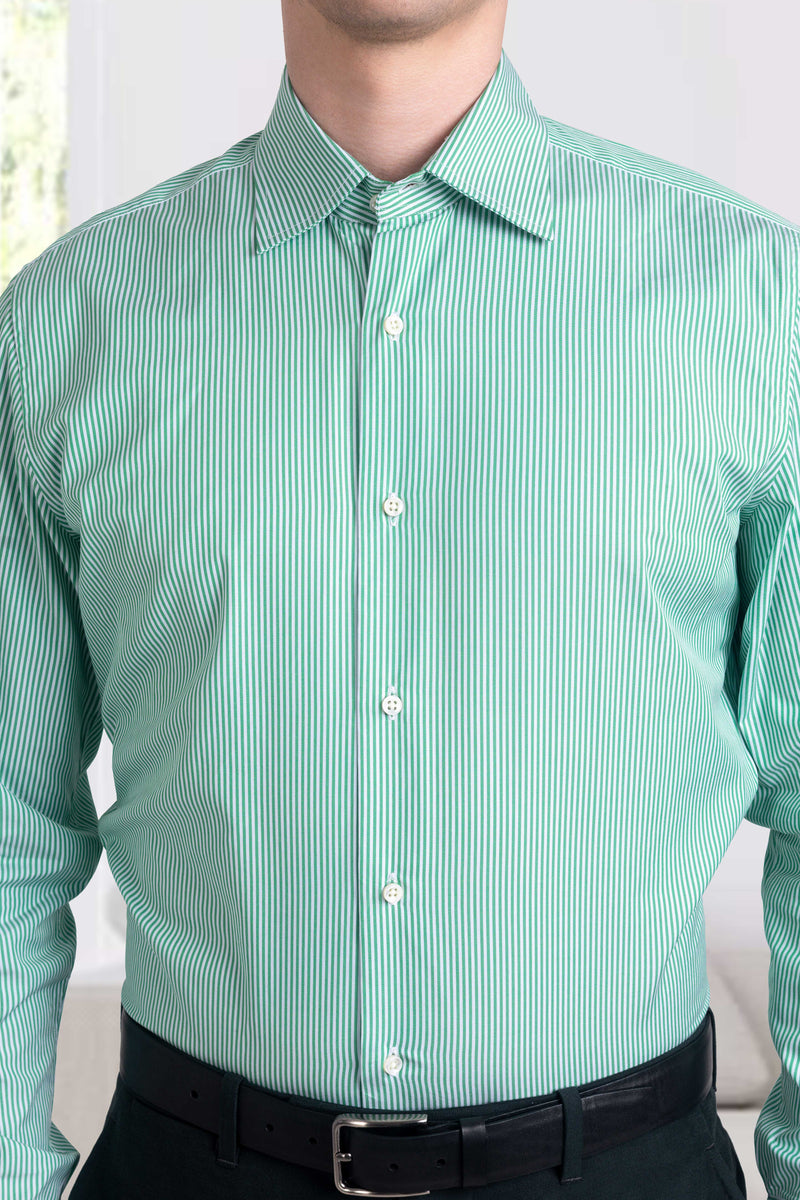 Robe blanche et verte à rayures