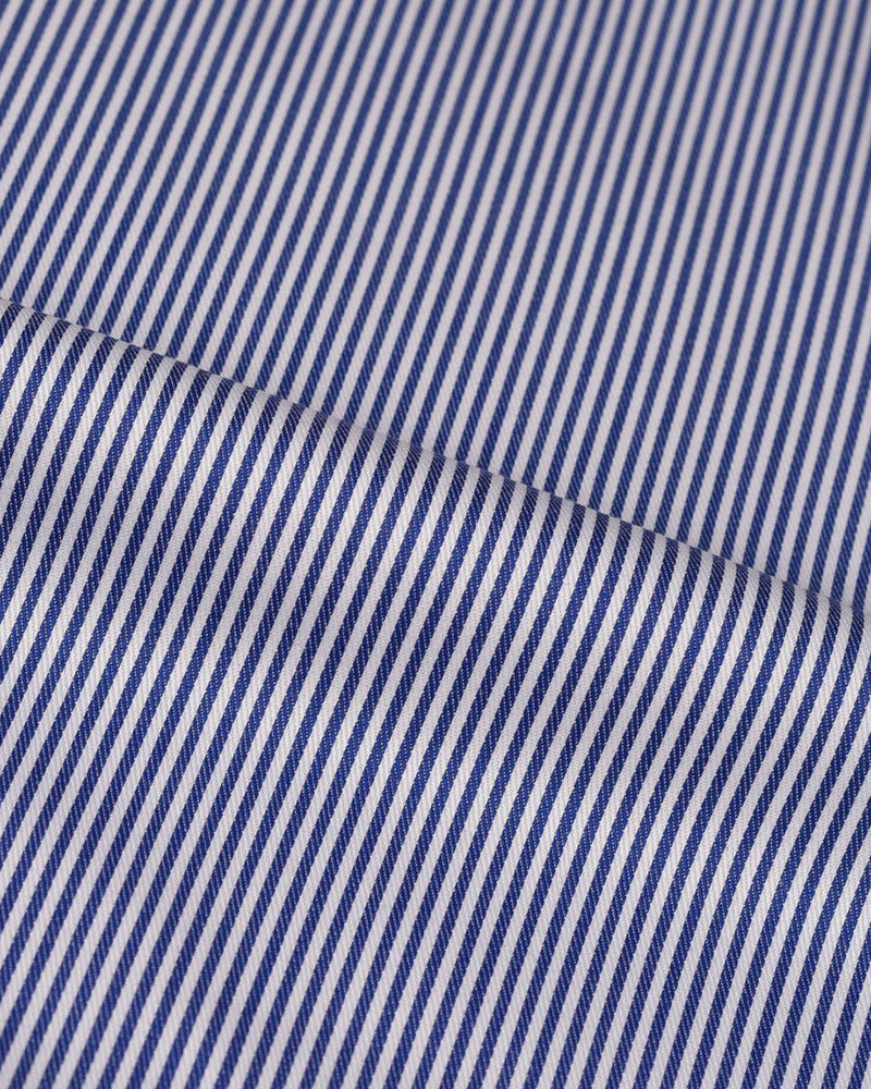 Dunkelblaue Seilstreifen