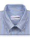 Chemise bleue foncée à rayures noires sur fond blanc