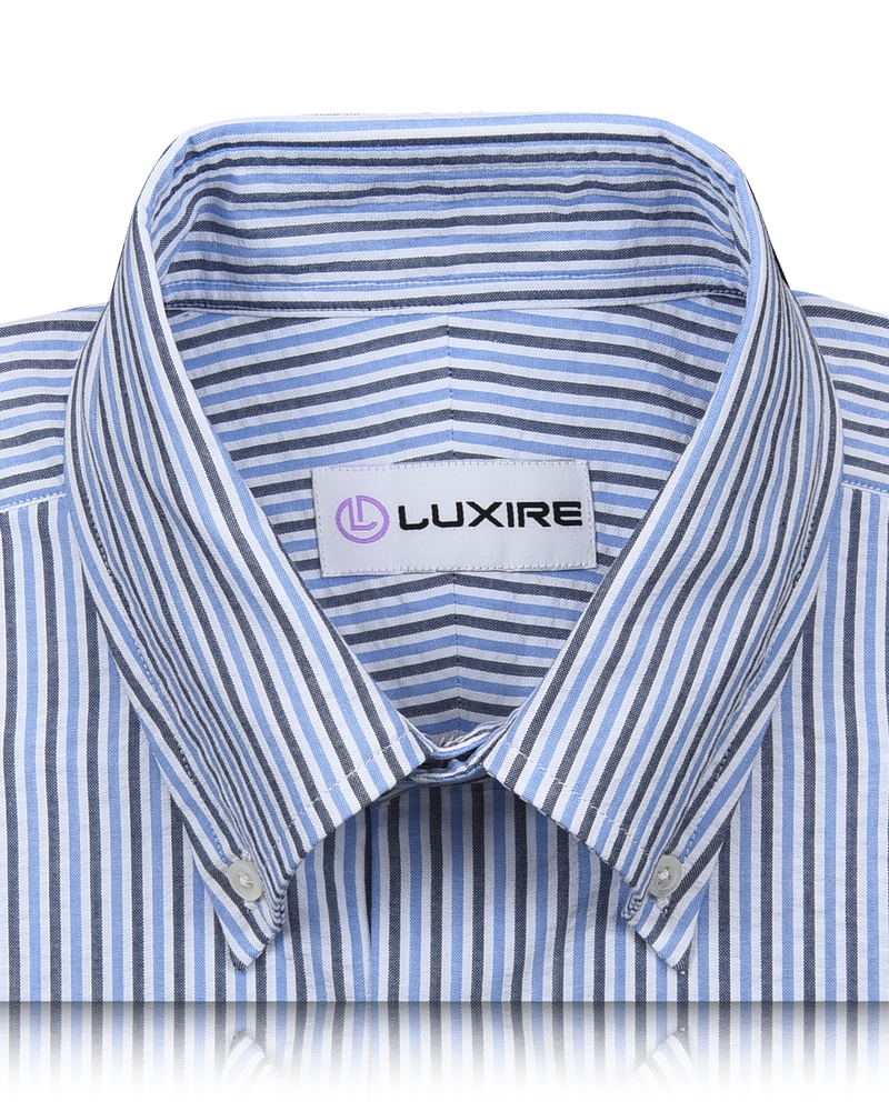 Chemise bleue foncée à rayures noires sur fond blanc