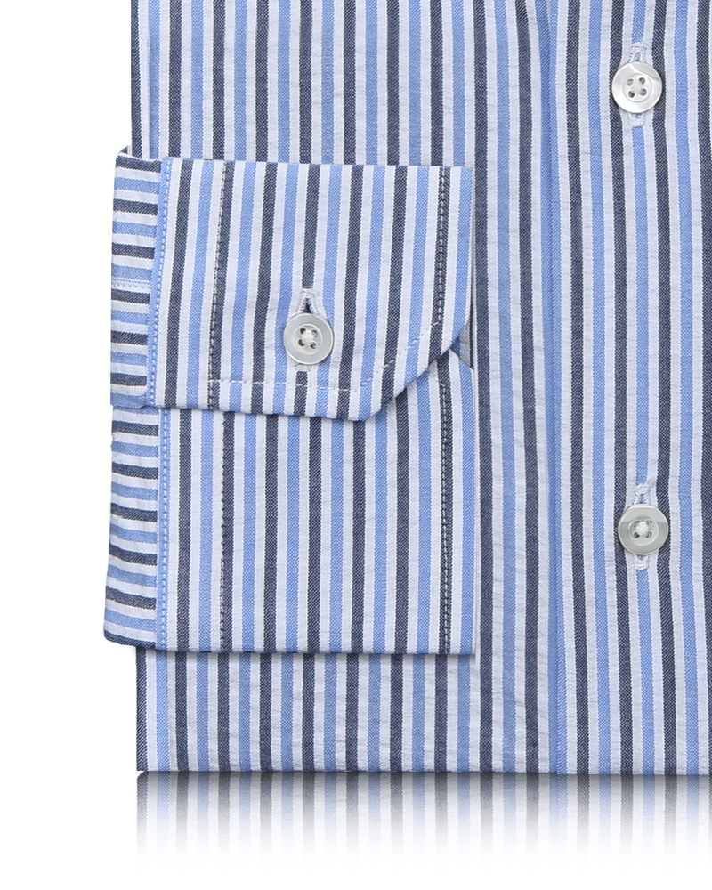 Chemise bleue foncée à rayures noires sur fond blanc