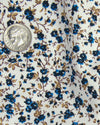 Col cubain PRÉRÉGLÉ en bleu à fines fleurs sur fond blanc