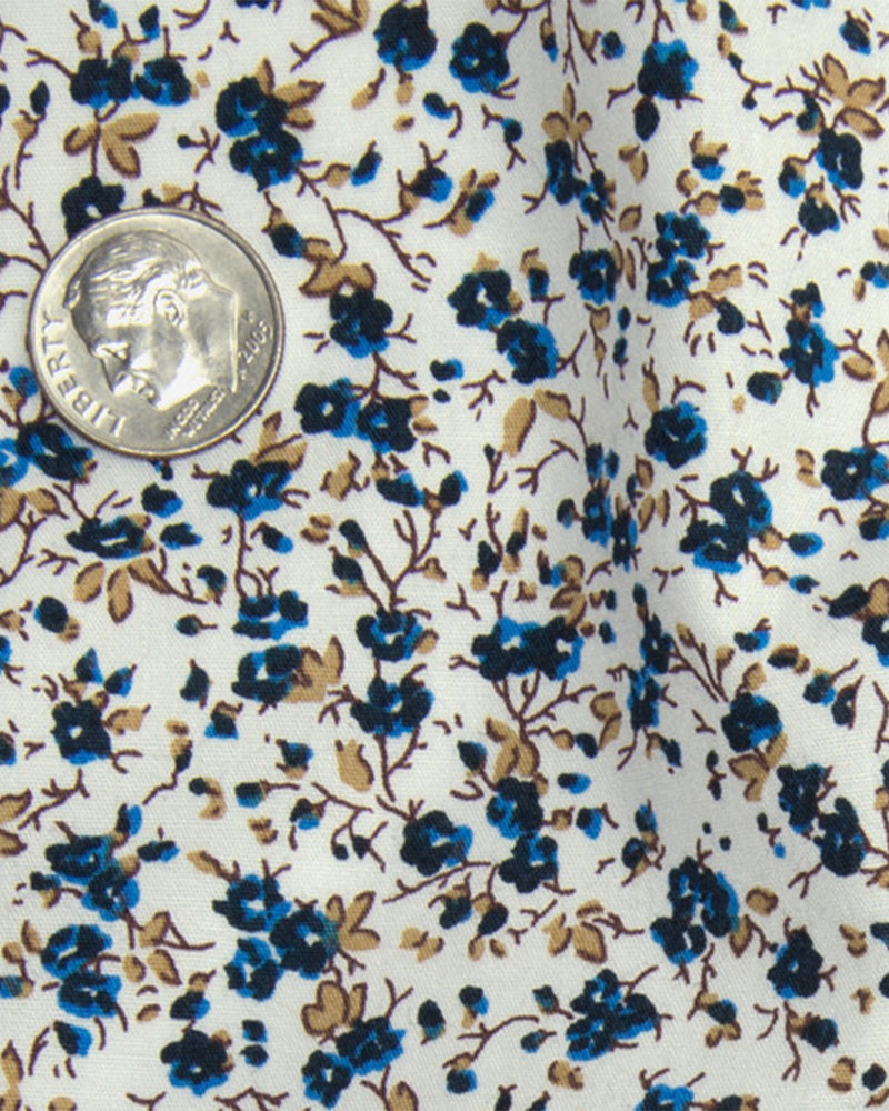Col cubain PRÉRÉGLÉ en bleu à fines fleurs sur fond blanc