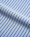 Chemise bleue foncée à rayures noires sur fond blanc