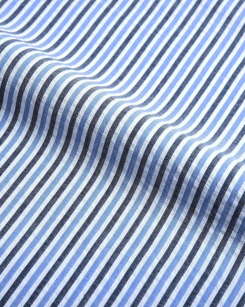 Chemise bleue foncée à rayures noires sur fond blanc