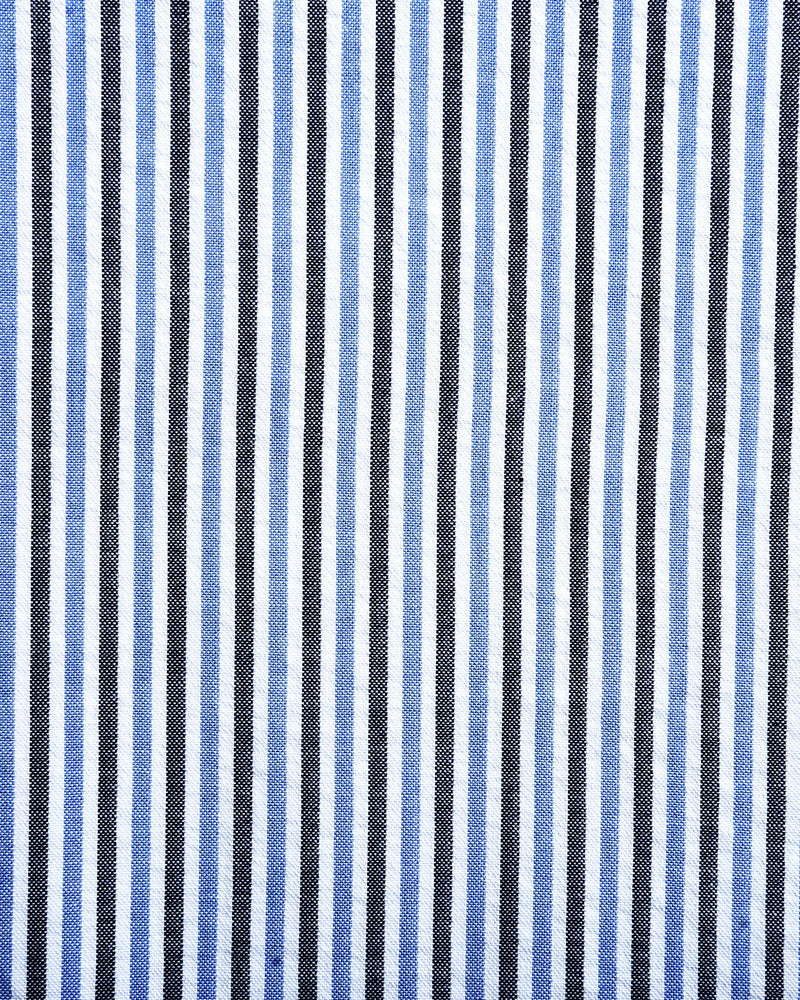 Chemise bleue foncée à rayures noires sur fond blanc