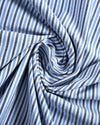 Chemise bleue foncée à rayures noires sur fond blanc