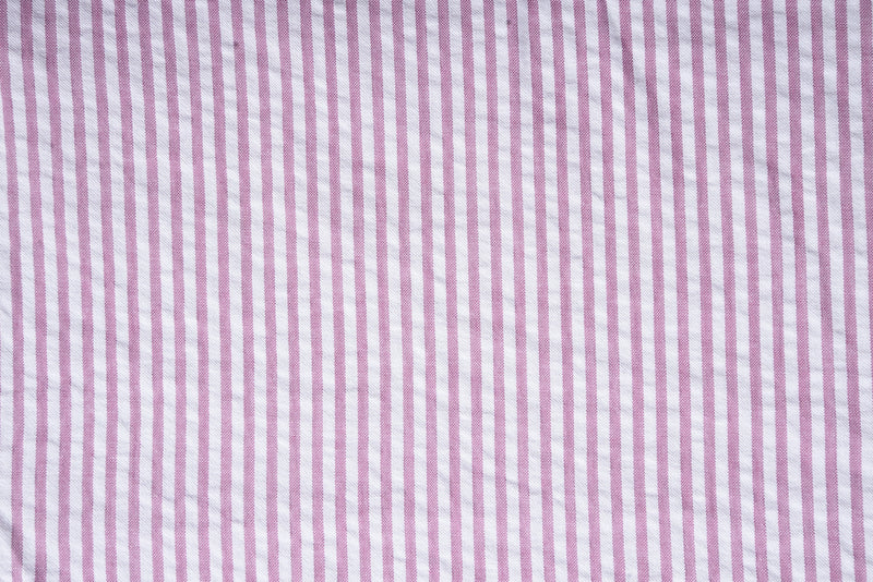 Rayures bonbon rose sur blanc en seersucker
