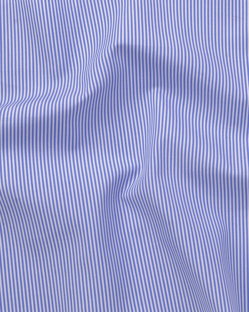 Mittelblaue weiße Kleidstreifen