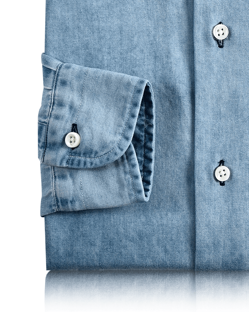 Hellblaues Chambray-Hemd aus Denim mit verwaschenem Muster