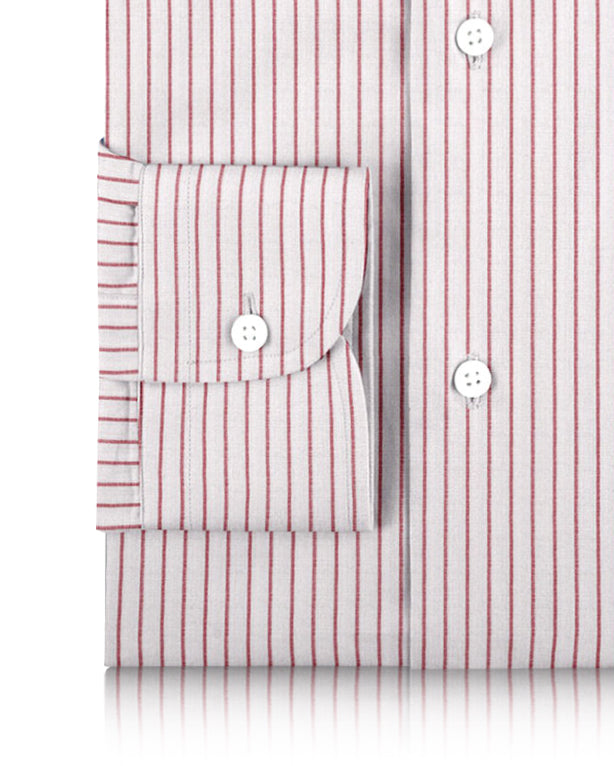 Pull en lin blanc à fines rayures rouges