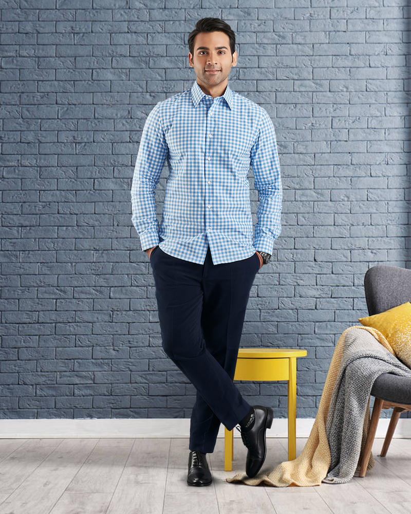 Blau auf weißem, breites Gingham-Karohemd