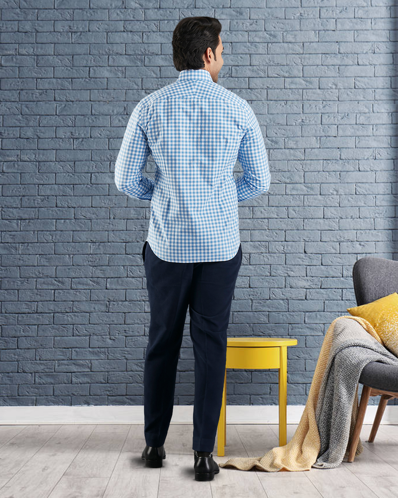 Blau auf weißem, breites Gingham-Karohemd