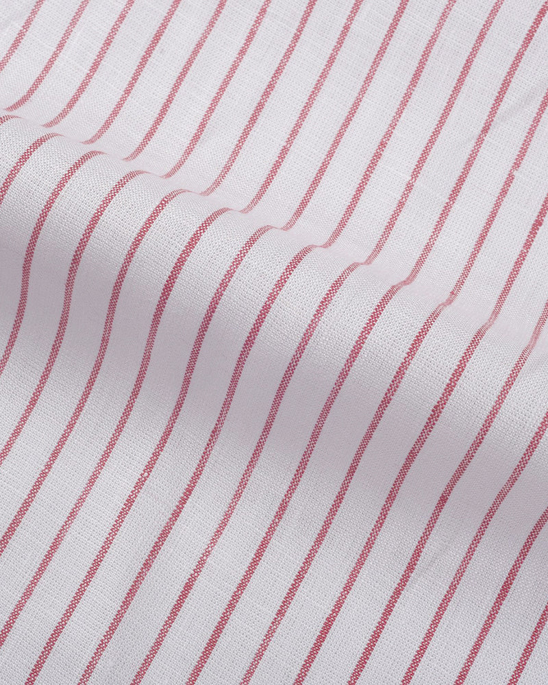 Pull en lin blanc à fines rayures rouges