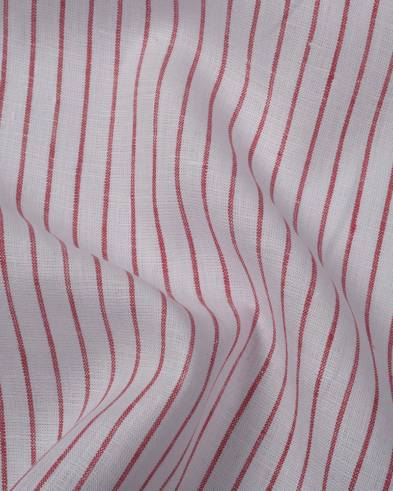 Pull en lin blanc à fines rayures rouges